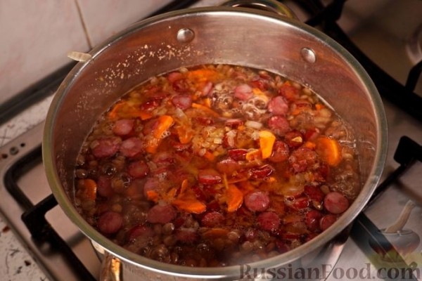 Чечевичный суп с копчёными колбасками