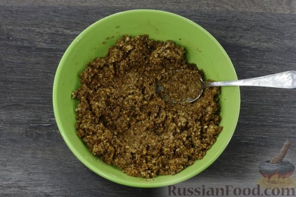 Сдобный рулет с орехово-медовой начинкой