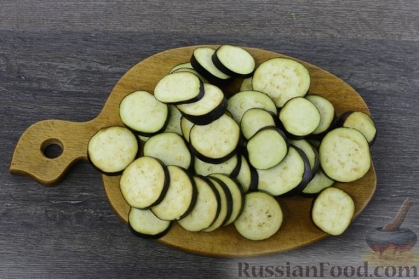 Рулетики из лаваша с баклажанами, помидорами и сыром