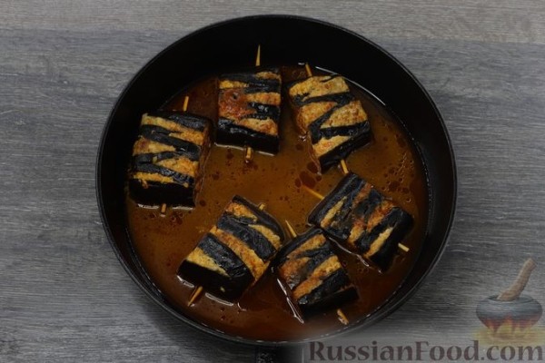 Баклажаны-гармошки с фаршем, тушенные в томатном соусе