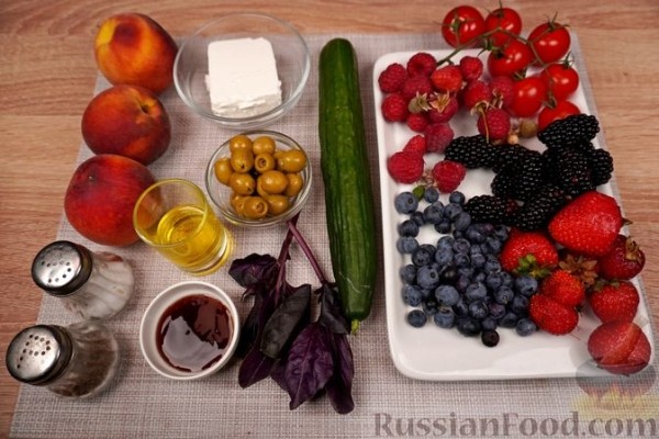 Греческий салат с фруктами и ягодами