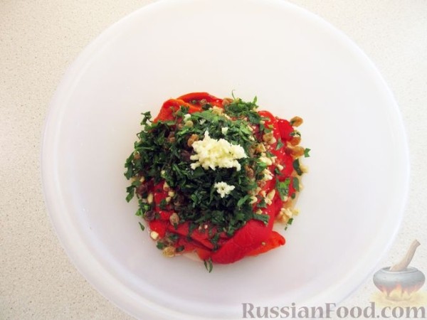 Печёный перец с чесноком, орехами и изюмом