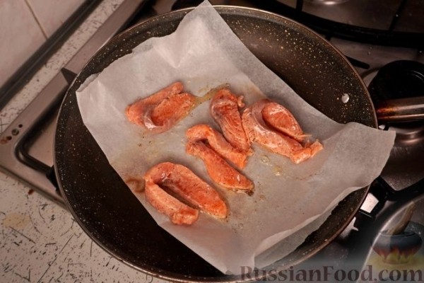 Гирос с красной рыбой и соусом песто