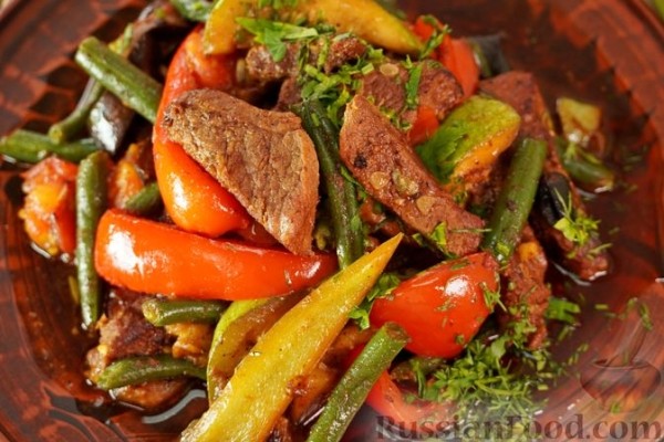 Говядина, тушенная с овощами и стручковой фасолью