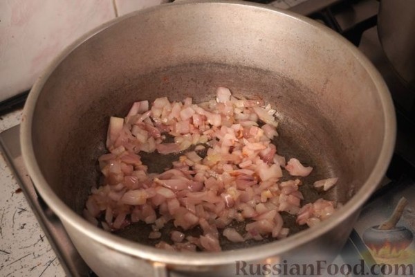 Стручковая фасоль с домашней колбасой в томатном соусе