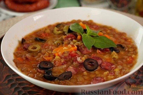 Чечевичный суп с копчёными колбасками
