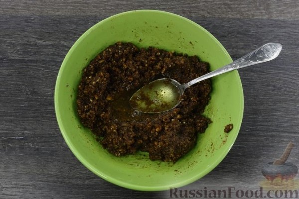 Сдобный рулет с орехово-медовой начинкой