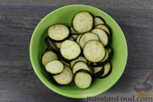 Рулетики из лаваша с баклажанами, помидорами и сыром