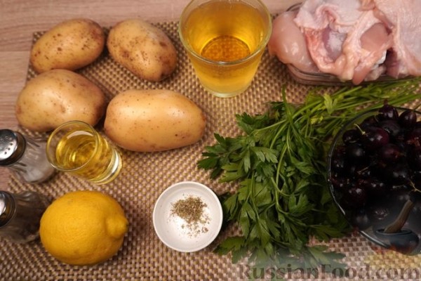 Курица, запечённая с картофелем, крыжовником и вином