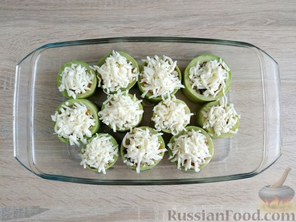 Кабачки, фаршированные булгуром, шампиньонами и морковью (в духовке)