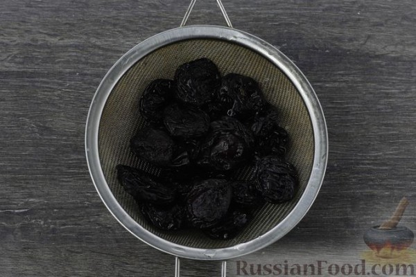 Шоколадный песочный пирог с творогом, черносливом и сгущёнкой