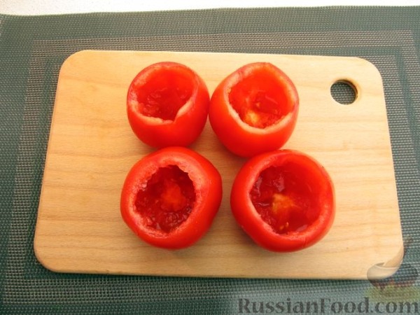 Запечённые помидоры, фаршированные фаршем и гречкой