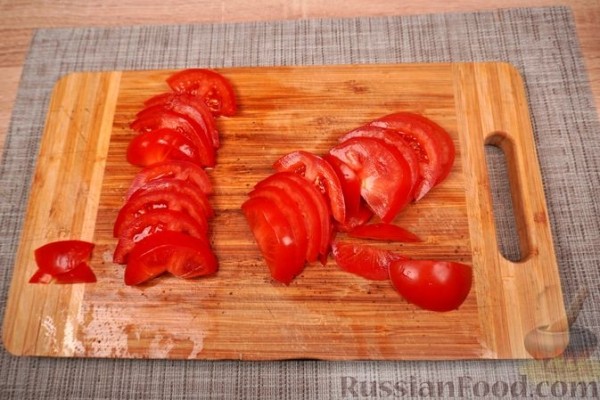 Жареные баклажаны с помидорами и соусом "Муждей"