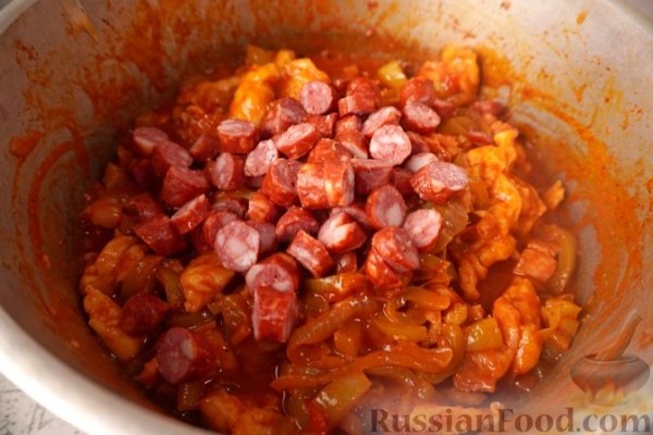Лечо с колбасками и клёцками