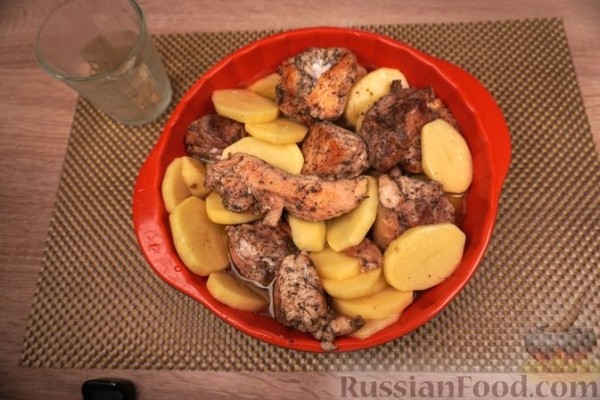Курица, запечённая с картофелем, крыжовником и вином