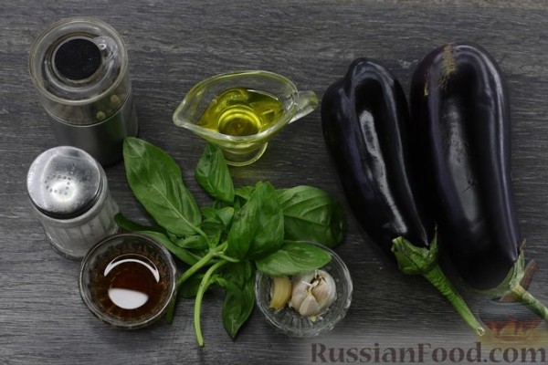 Закуска из запечённых баклажанов с базиликом и чесноком