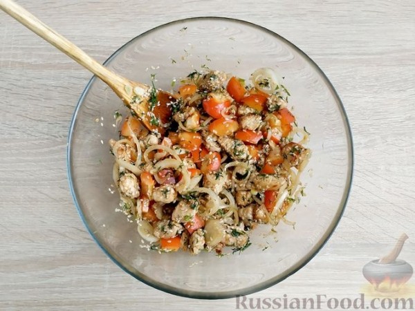Салат с индейкой, сладким перцем и кунжутом