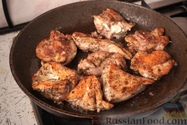 Курица, запечённая с картофелем, крыжовником и вином