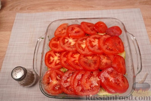 Молодой картофель, запечённый с кабачками и помидорами