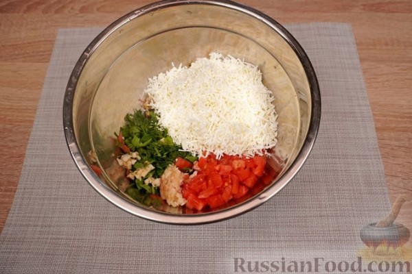 Баклажаны, фаршированные помидорами, яйцами и брынзой
