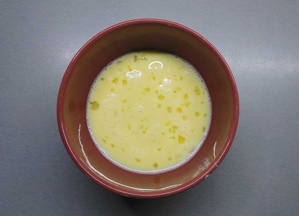 Гренки с яйцом и молоком на сковороде