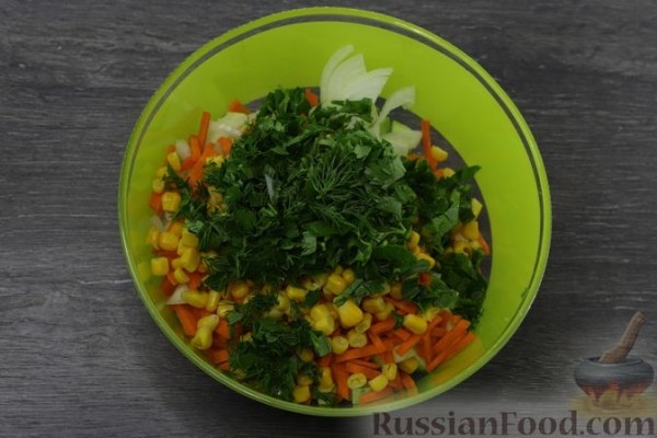 Фрикадельки, запечённые с кабачками и консервированной кукурузой
