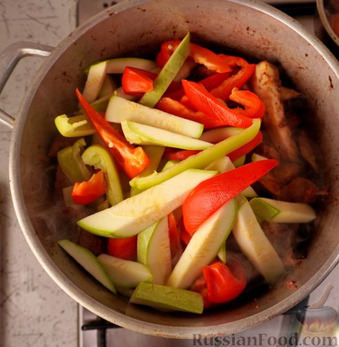 Говядина, тушенная с овощами и стручковой фасолью