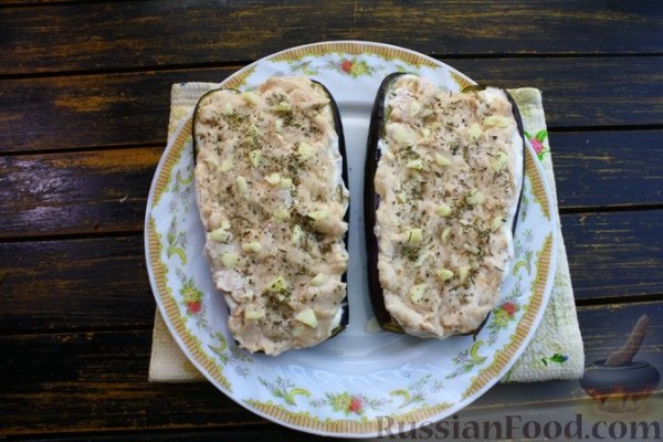 Баклажаны с куриным фаршем, помидорами и сыром (в микроволновке)