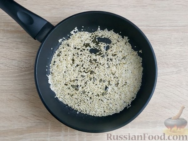 Салат с индейкой, сладким перцем и кунжутом