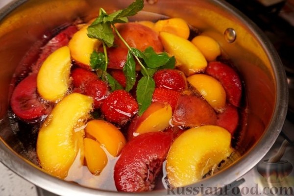 Компот с абрикосами, персиками, сливами и клубникой