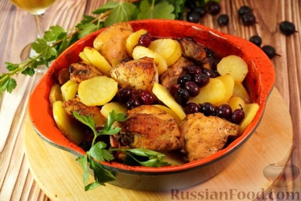 Курица, запечённая с картофелем, крыжовником и вином