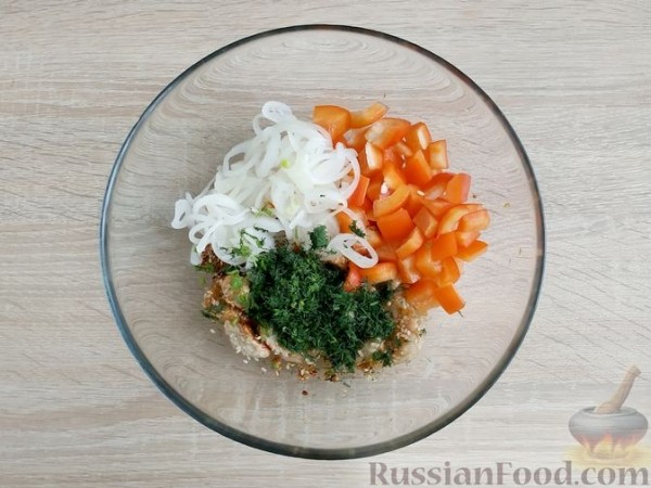 Салат с индейкой, сладким перцем и кунжутом