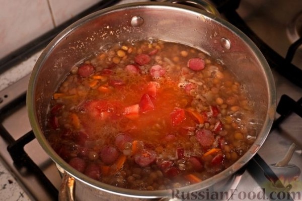 Чечевичный суп с копчёными колбасками