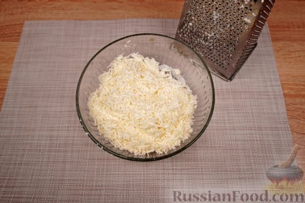 Баклажаны, фаршированные помидорами, яйцами и брынзой
