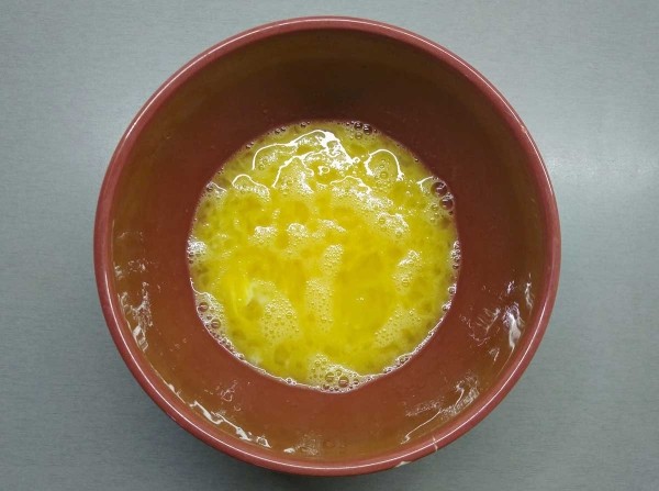 Гренки с яйцом и молоком на сковороде