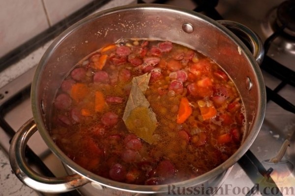 Чечевичный суп с копчёными колбасками