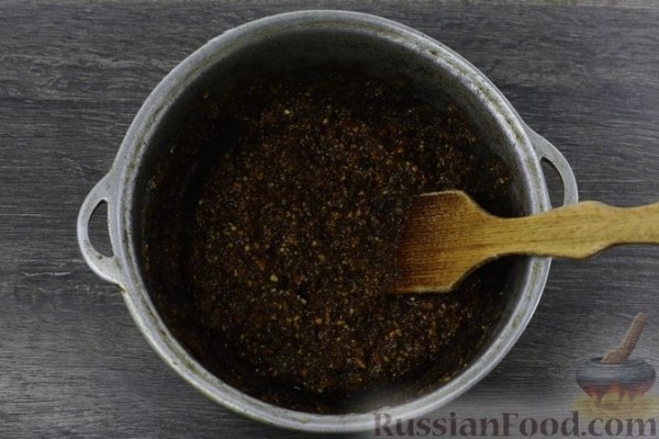 Сдобный рулет с орехово-медовой начинкой