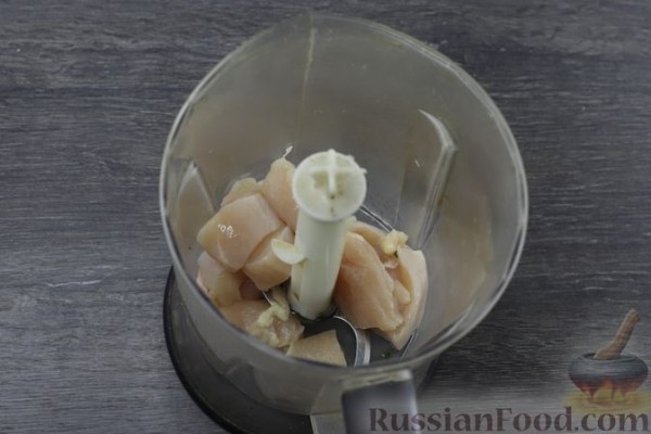 Фрикадельки, запечённые с кабачками и консервированной кукурузой
