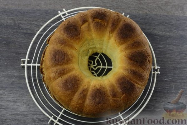 Сдобный рулет с орехово-медовой начинкой