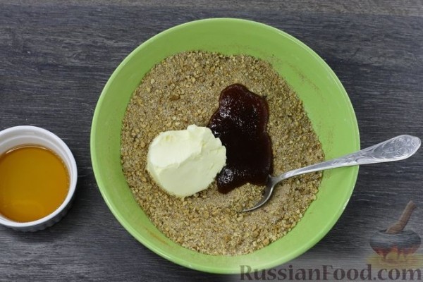 Сдобный рулет с орехово-медовой начинкой