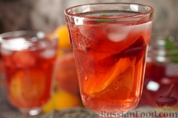 Компот с абрикосами, персиками, сливами и клубникой