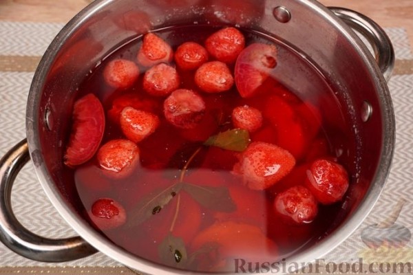 Компот с абрикосами, персиками, сливами и клубникой