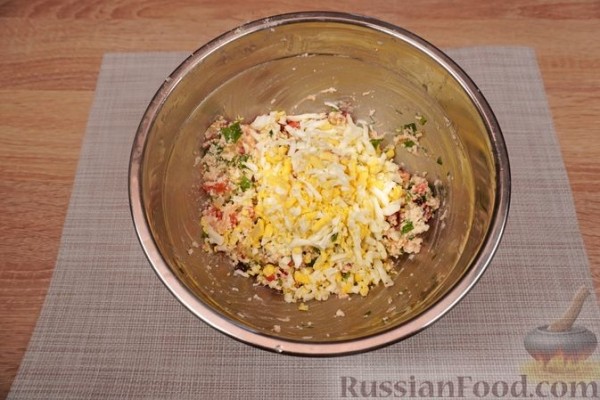 Баклажаны, фаршированные помидорами, яйцами и брынзой