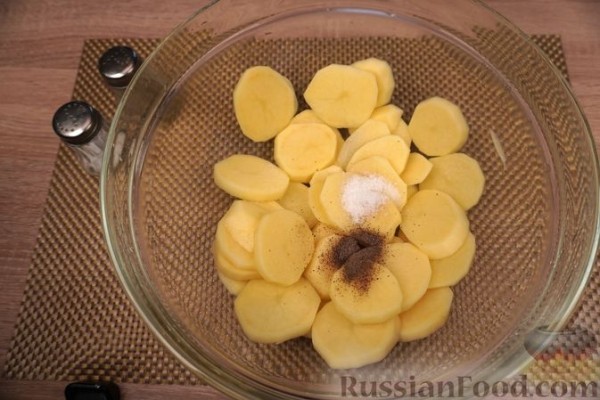 Курица, запечённая с картофелем, крыжовником и вином