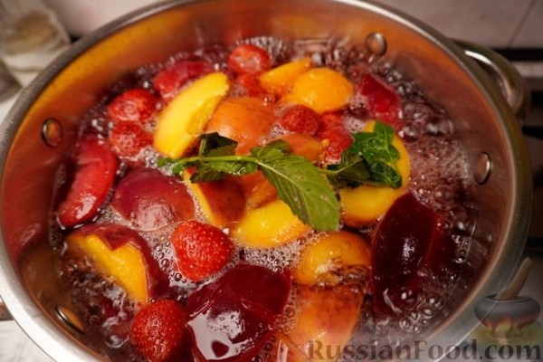 Компот с абрикосами, персиками, сливами и клубникой