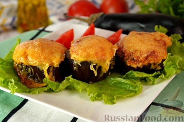 Баклажаны, фаршированные помидорами, яйцами и брынзой