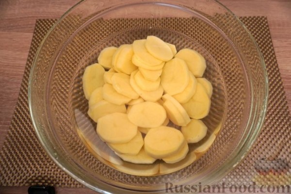 Курица, запечённая с картофелем, крыжовником и вином