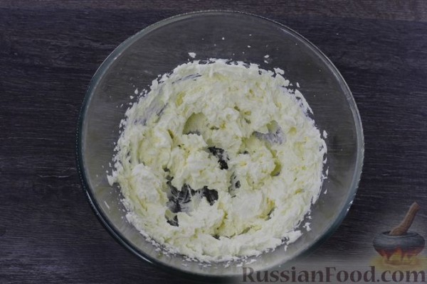 Шоколадный песочный пирог с творогом, черносливом и сгущёнкой