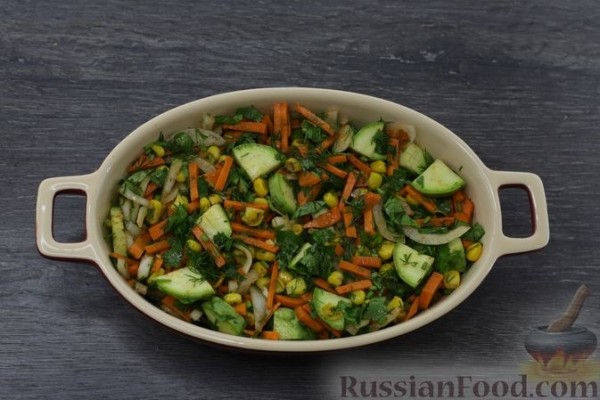 Фрикадельки, запечённые с кабачками и консервированной кукурузой