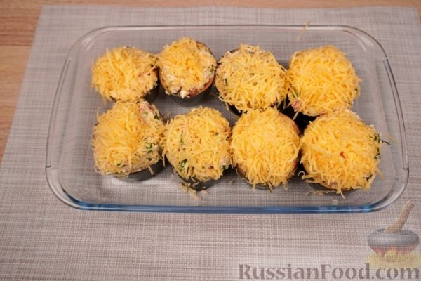 Баклажаны, фаршированные помидорами, яйцами и брынзой